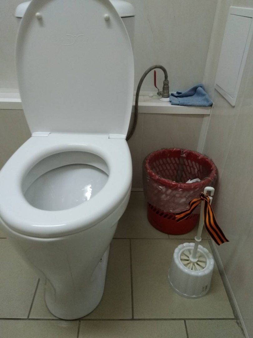 В Коми неизвестный осквернил символ победы в общественном туалете (фото)