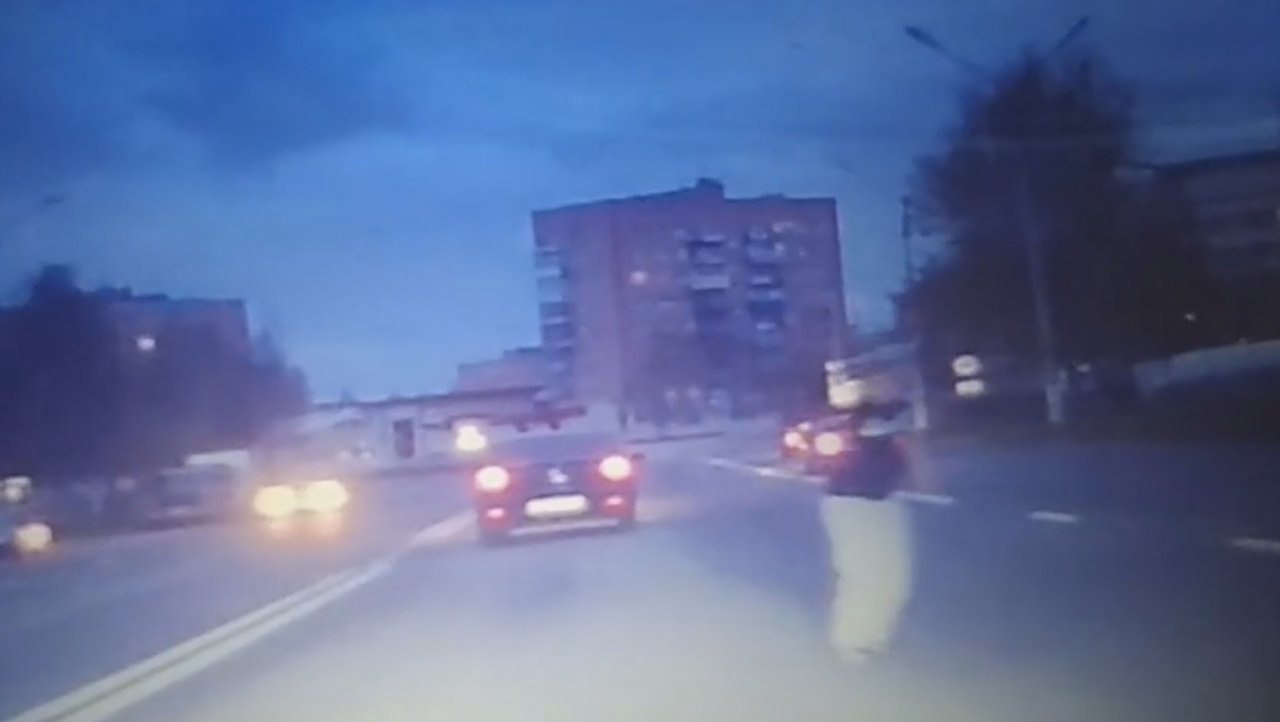 В Коми мужчина и женщина бесновались прямо на проезжей части (видео)