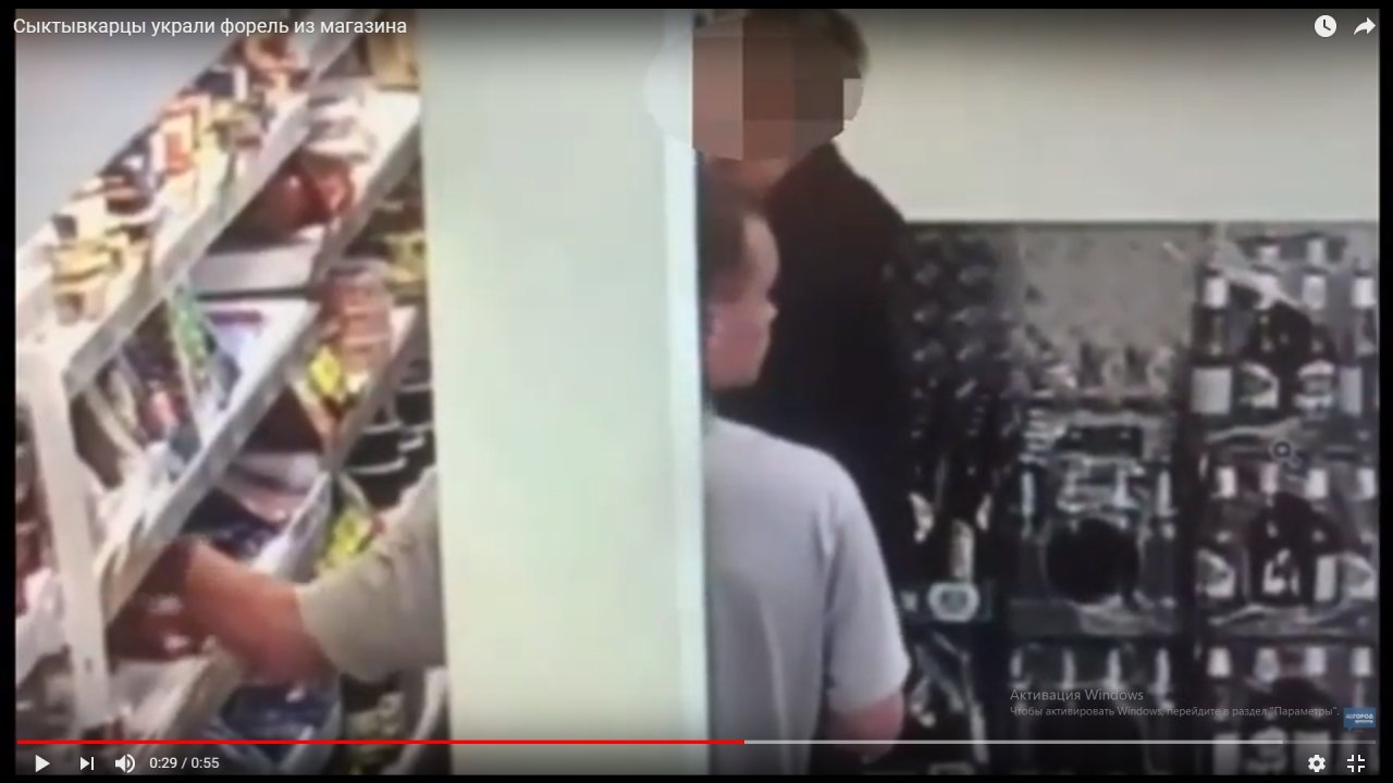 В Сыктывкаре воры украли из магазина форель, но попали в объектив камеры (видео)