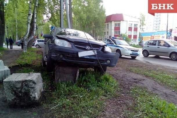 В Сыктывкаре иномарка оказалась насажена на бетонное ограждение (фото)