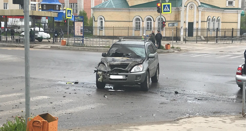 В Сыктывкаре возле церкви вспыхнул внедорожник (фото)