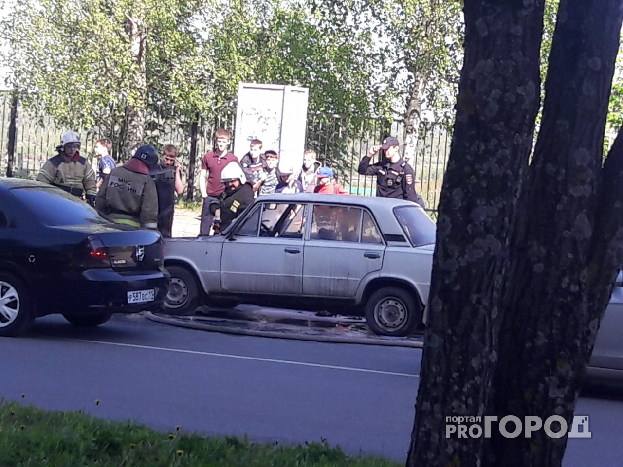 На дороге в Сыктывкаре вспыхнула «шестерка» (фото, видео)