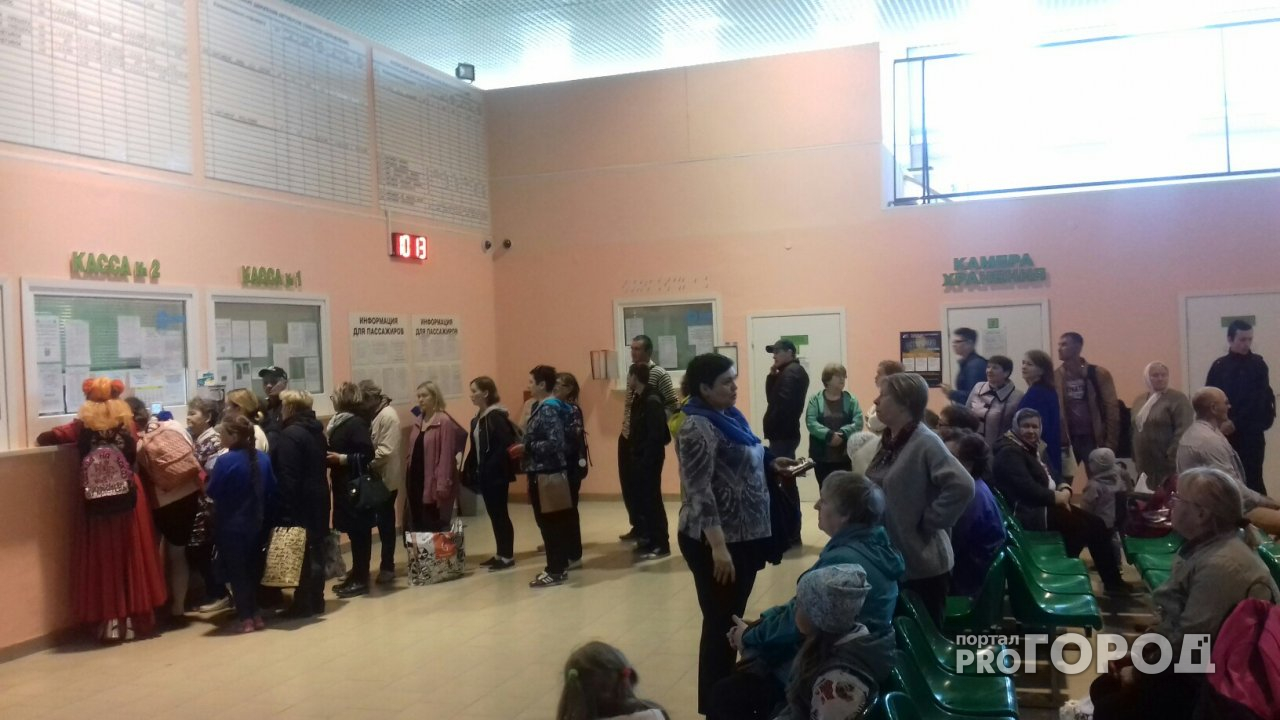 На автовокзале Сыктывкара выстроилась гигантская очередь за билетами (фото)
