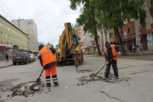 В Сыктывкаре снимают асфальт с дорог, чтобы заменить на новый (фото)