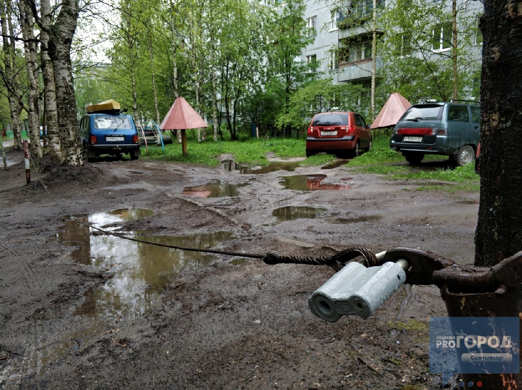 В Сыктывкаре жильцы дома сделали незаконную парковку и угрожают тем, кто занимает их место