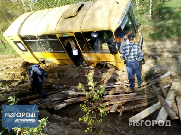 В Коми автобус со школьниками по фары увяз в грязи (фото, видео)