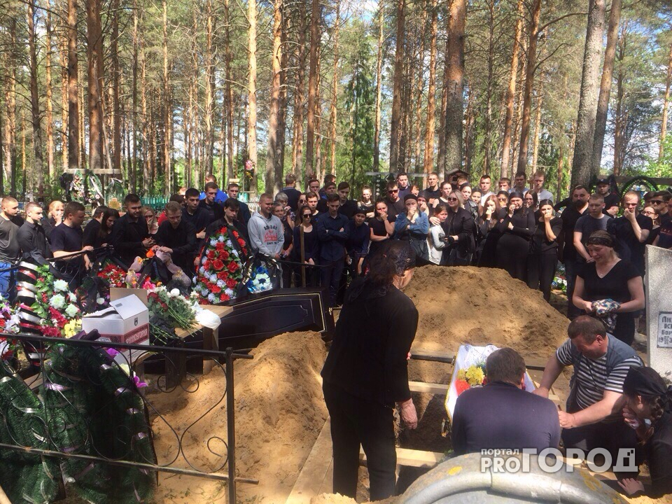 На похороны парня, которого убили на детской площадке в Сыктывкаре, приехала 1000 человек (фото)