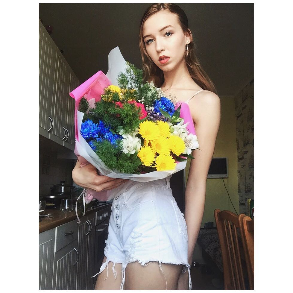 Девушки с цветами: лучшие фото сыктывкарок с букетами из Instagram
