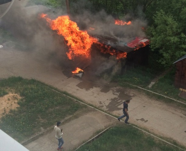 Очевидцы сняли на видео, как люди тушат ведрами пожар у сыктывкарского ТРЦ