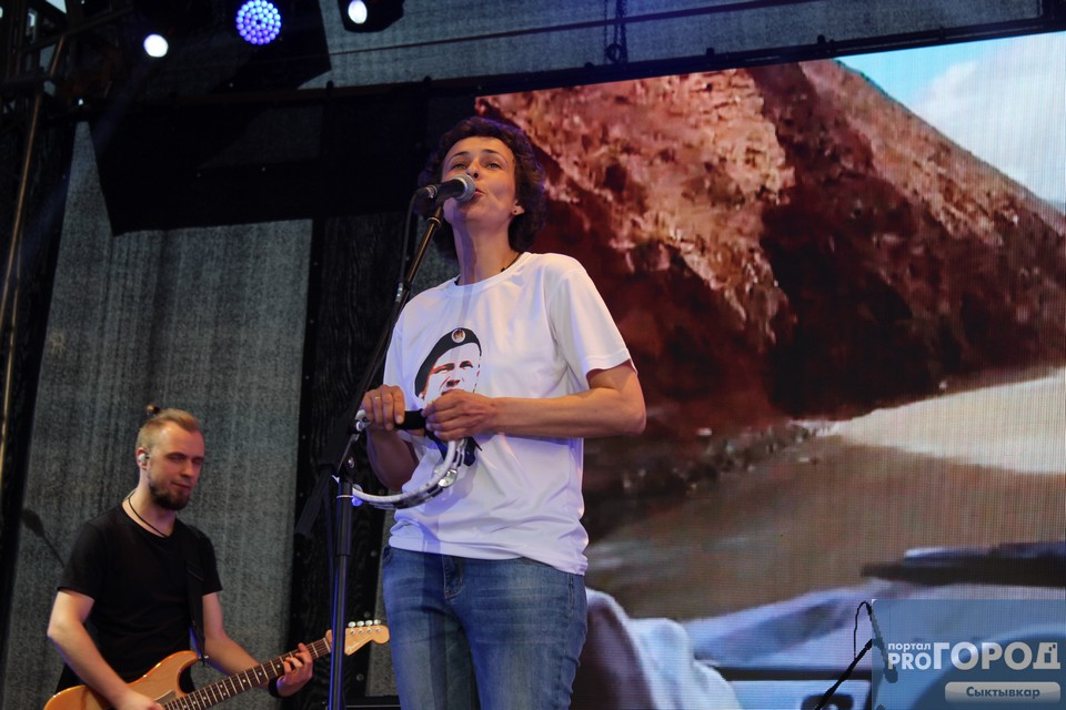 На фестивале «Живой воздух» под Сыктывкаром Чичерина выступала в футболке с ухтинцем на груди (фото)