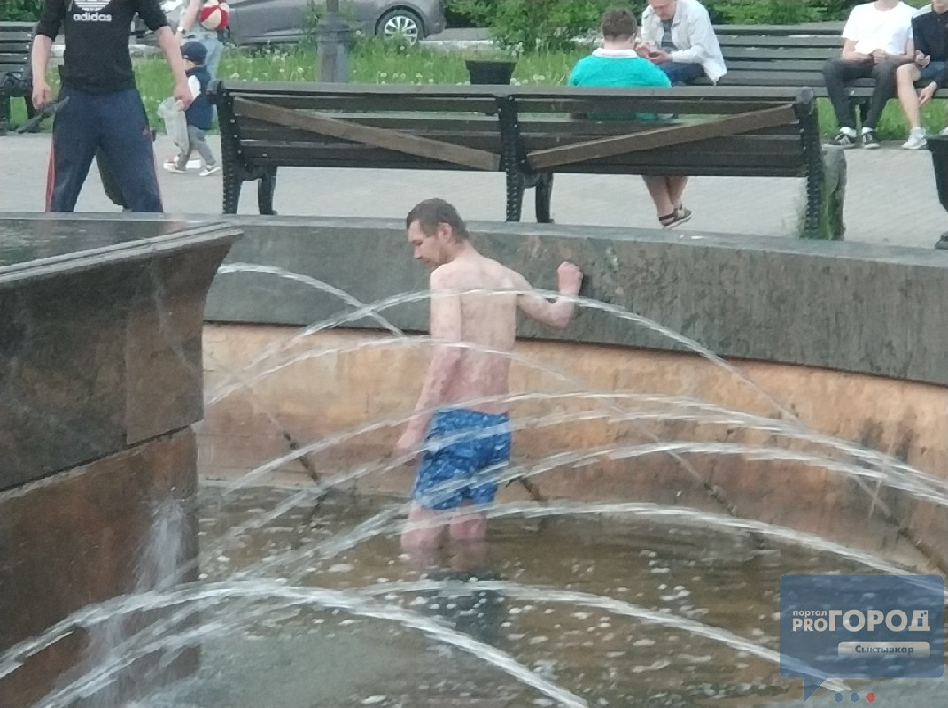 В центре Сыктывкара мужчина в трусах искал в фонтане деньги (видео)