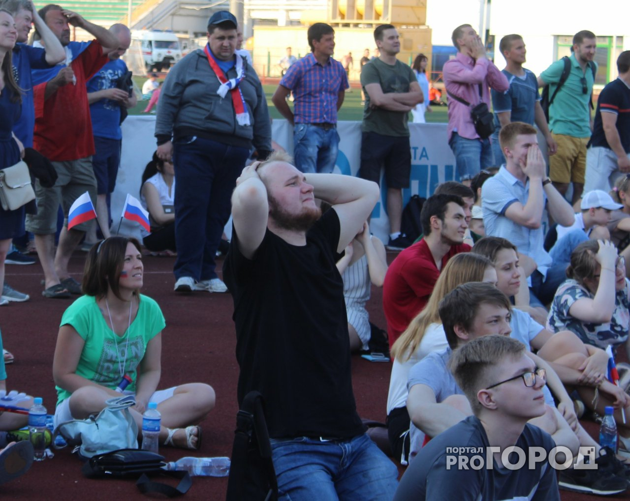 В Сыктывкаре на фан-зоне ЧМ-2018 по футболу от жары страдали не только люди, но и техника (фото)