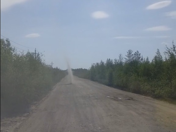 В Коми дорогу автомобилю перегородил смерч (видео)