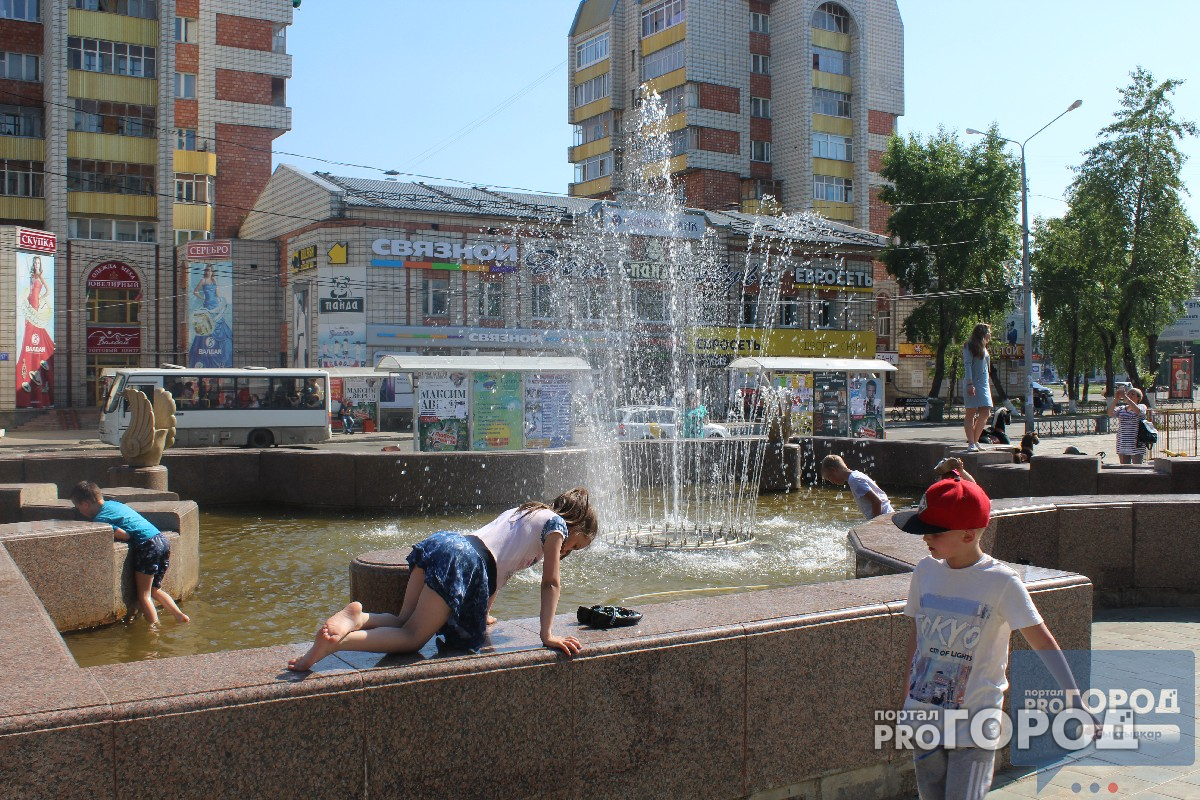 В Сыктывкаре дети открыли сезон купания в фонтанах (фото)