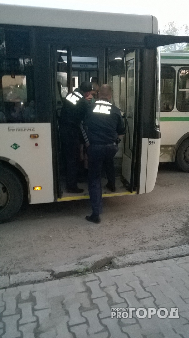 В Сыктывкаре водители автобусов подрались из-за обгона
