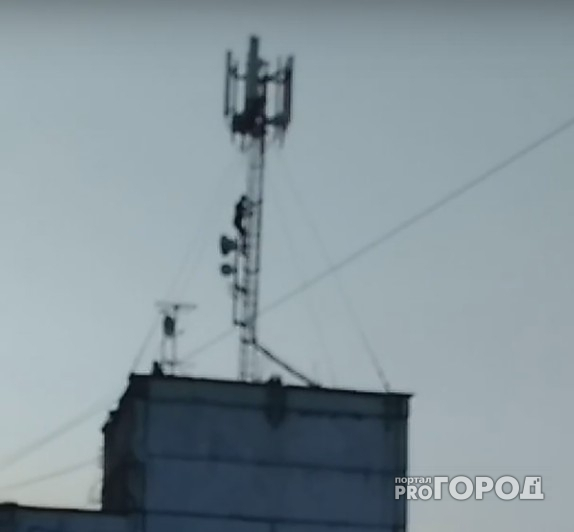 В Сыктывкаре два парня залезли на 10-метровую антенну восьмиэтажки (видео)