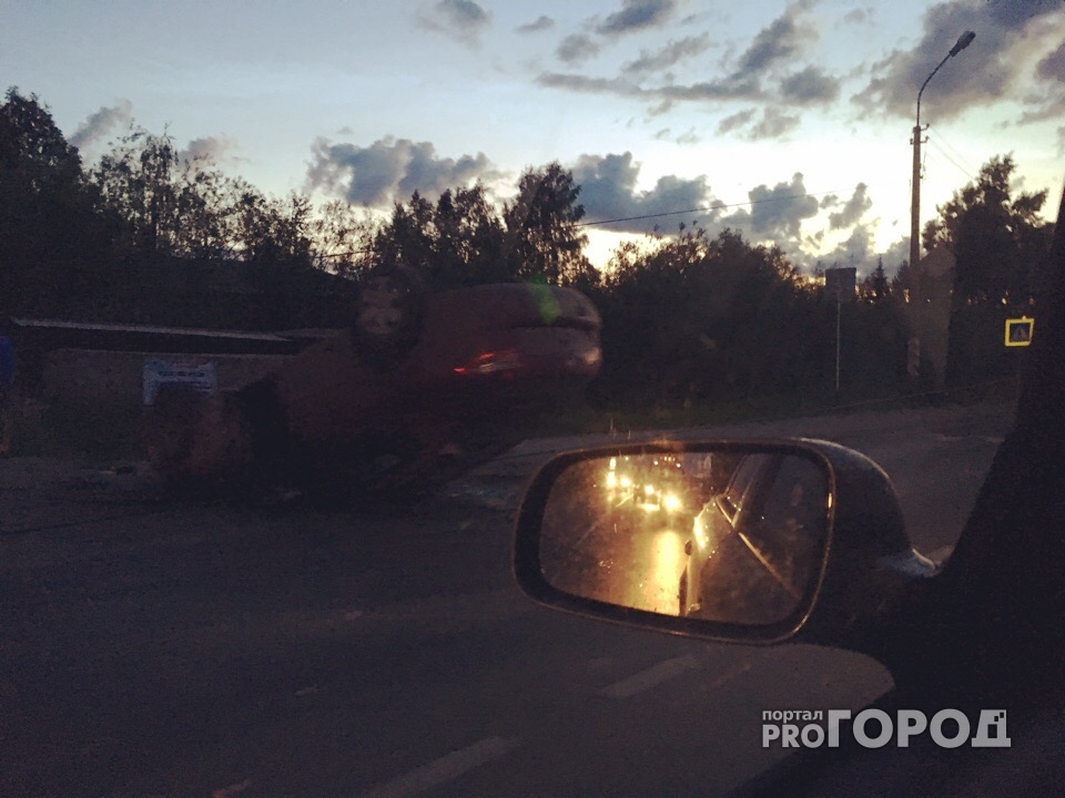 В Сыктывкаре иномарка перевернулась из-за «лежачего полицейского» (фото)