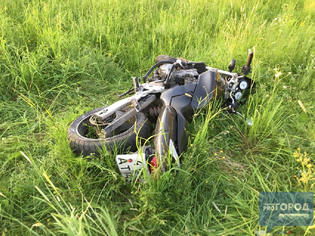 В Сыктывкаре мотоциклист влетел во внедорожник (фото)