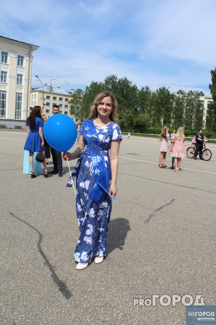 Яркие платья и высокие каблуки: в Сыктывкаре прошло шествие студентов-выпускников (фото)