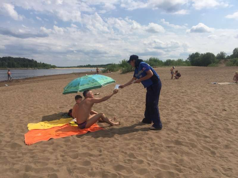 В Сыктывкаре спасатели ездили по пляжам и уговаривали людей не лезть в воду