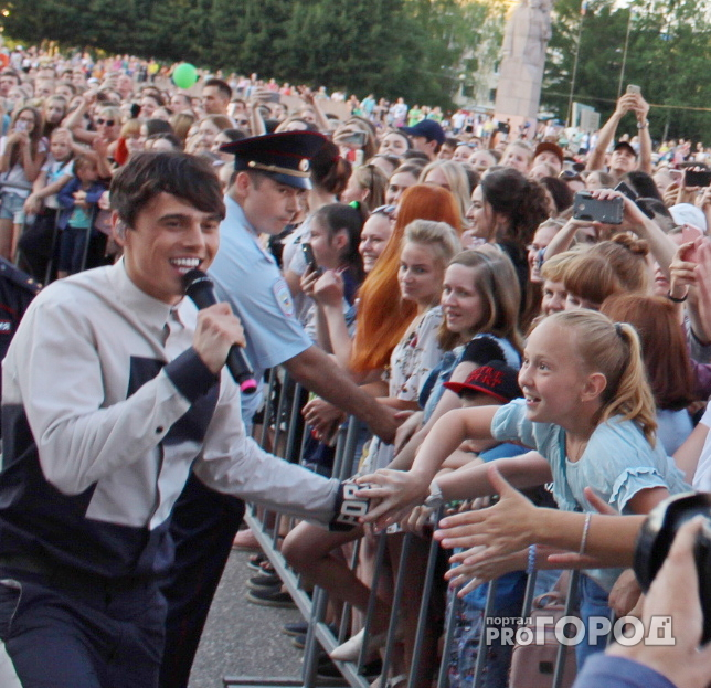 На концерте в Сыктывкаре Алексеев прикоснулся к рукам сотни поклонниц (фото)