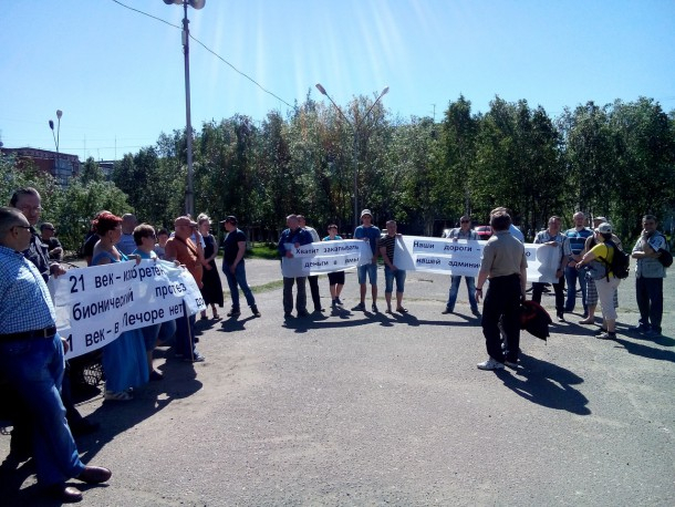 «Хватит закапывать деньги в ямы»: жители Коми устроили протест против плохих дорог (фото)