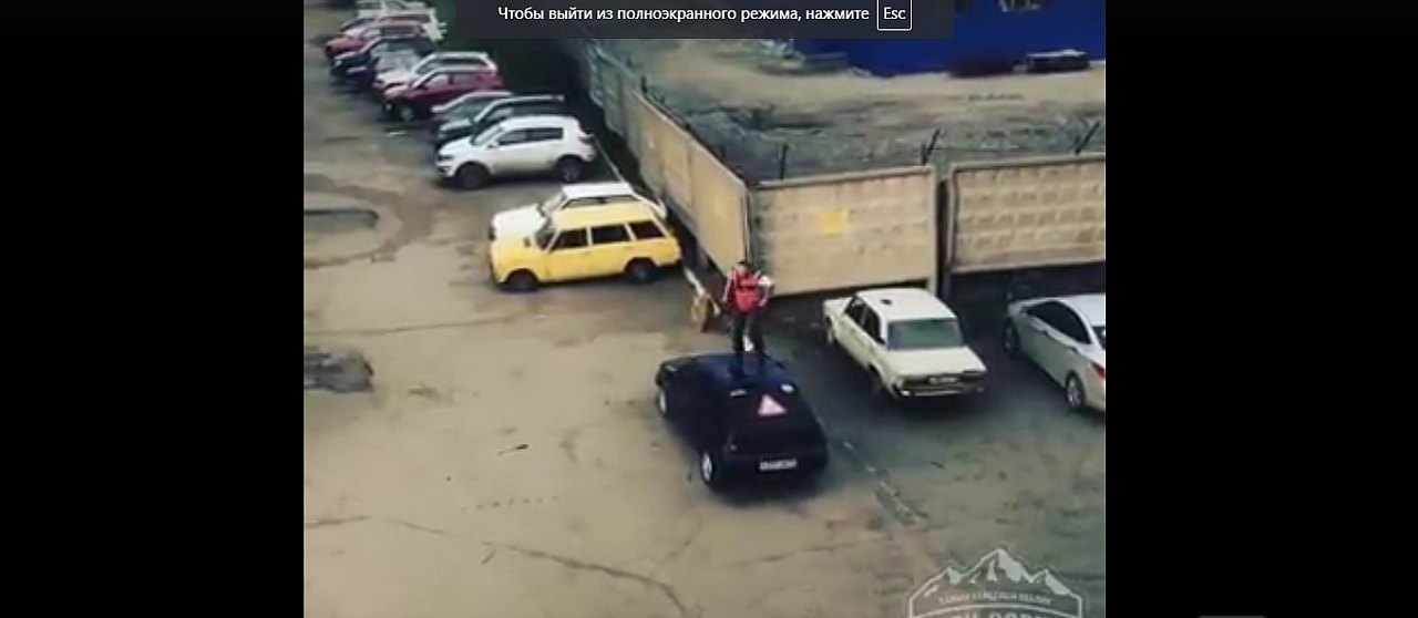 В Коми упитанный мужчина крушил авто на парковке: это сняли камеры (видео)
