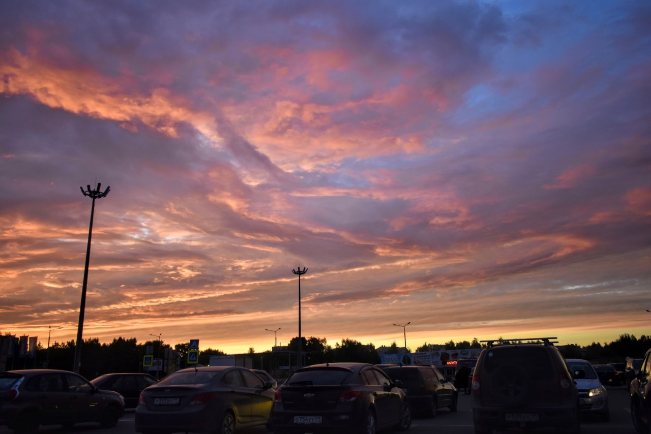 Сыктывкар накрыло одеялом ярко-красных облаков: 9 фото волшебного неба