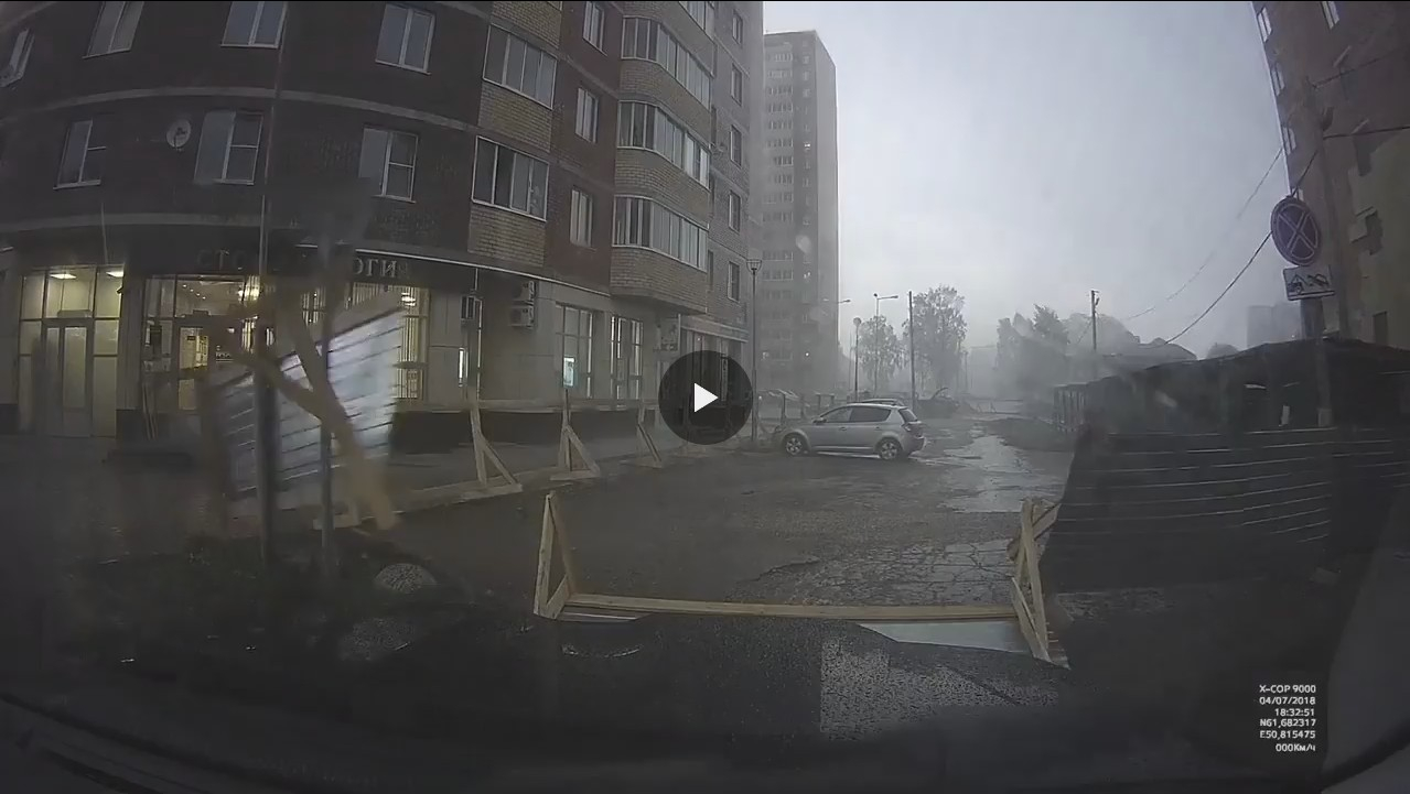 Обманул ураган: сыктывкарец увернулся от листов металла, которые летели в его машину (видео)
