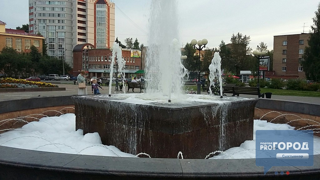 В центре Сыктывкара подростки залили фонтан шампунем (видео)