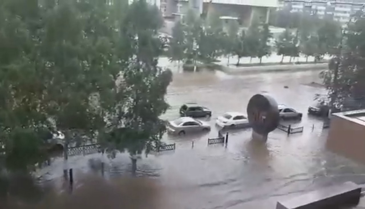 Жители Коми сняли на видео, как в Ухте затопило дороги и дома