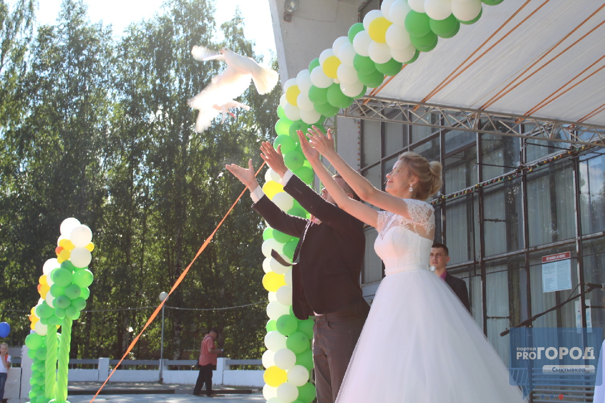 В Сыктывкаре на праздновании Дня семьи молодая пара выпустила в небо белых голубей (фото)