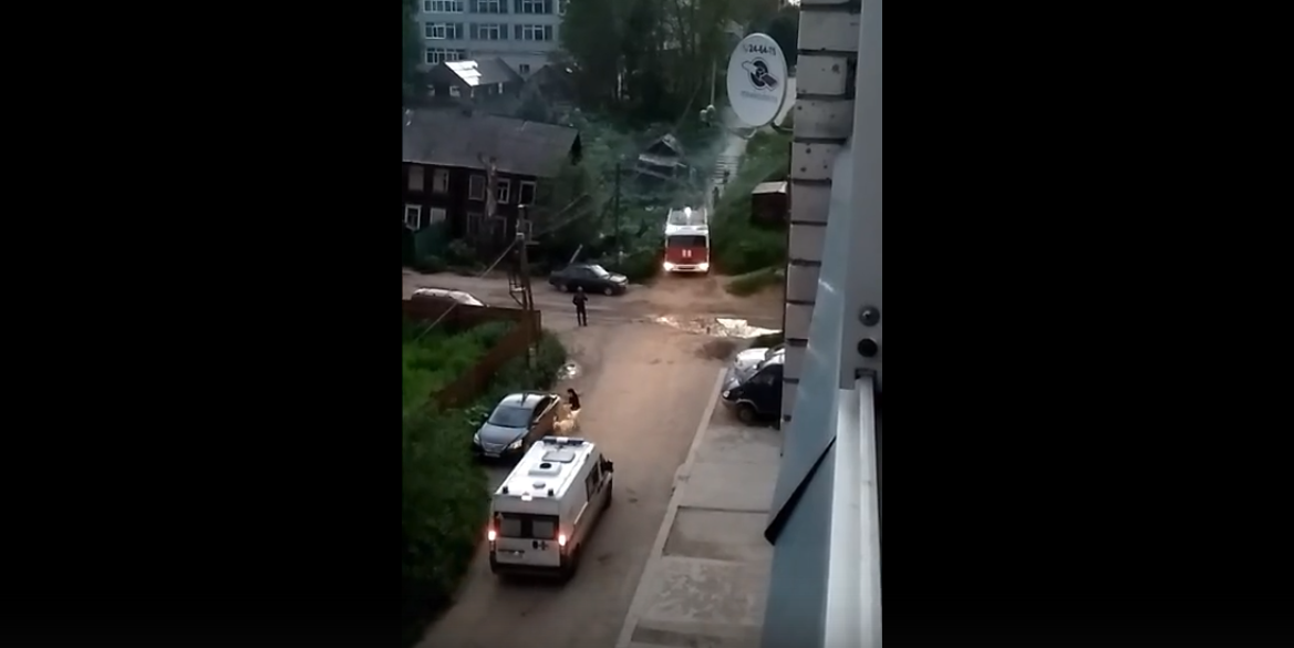 В Сыктывкаре рядом с двухэтажным деревянным домом произошел пожар (видео)