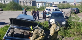 В Коми столкнулись два автомобиля, на место выехали спасатели
