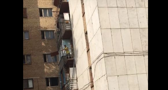 В Коми очевидцы сняли, как мужчина швыряет старую мебель с балкона (видео)