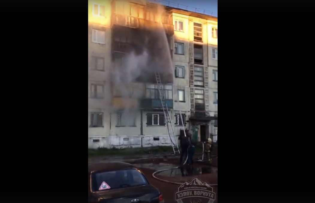 В сети появилось видео, как тушили ночной пожар пятиэтажке в Коми