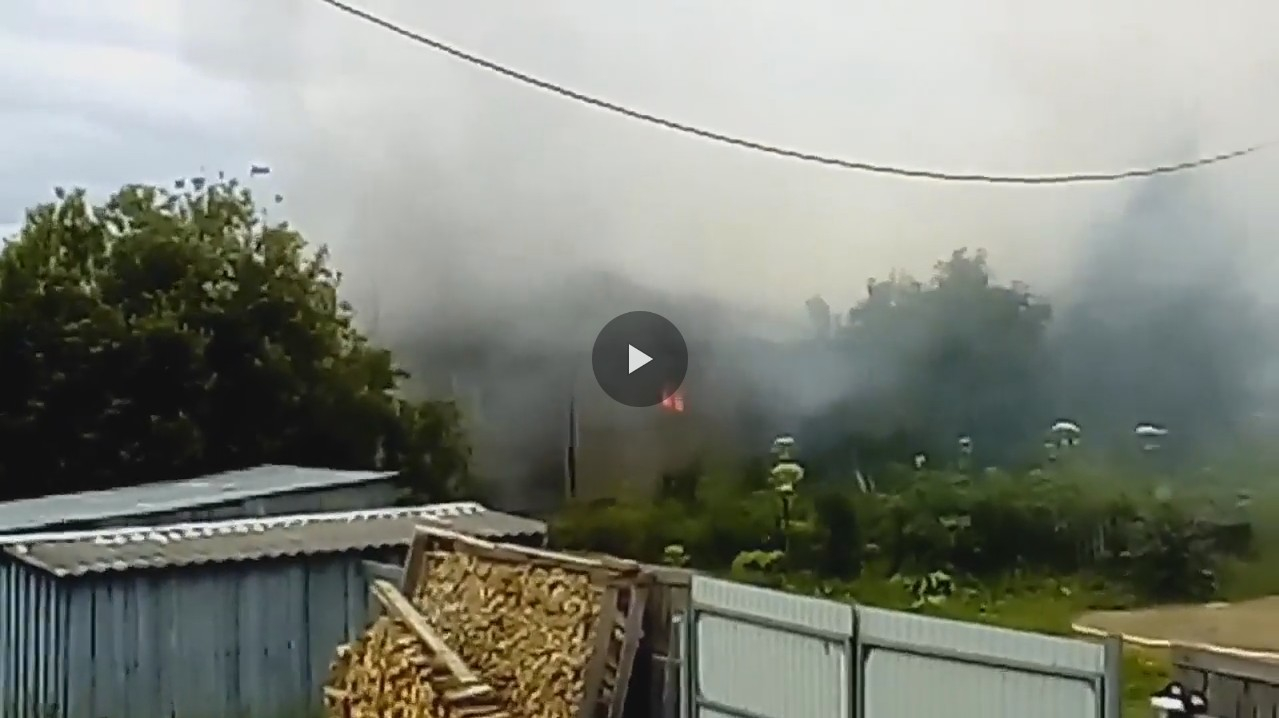 Очевидцы сняли, как под Сыктывкаром вспыхнул пожар вблизи жилых домов