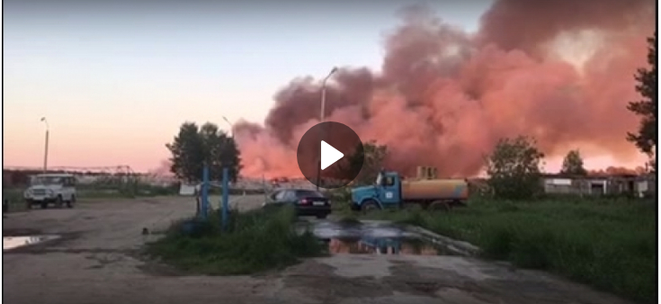 Пламя до небес: в одном из городов Коми случился мощный пожар (видео)