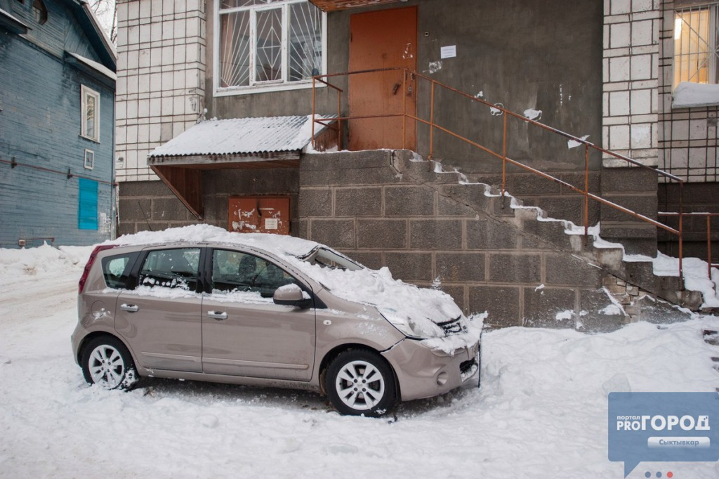В Сыктывкаре жильцов дома, с которого упала на авто глыба снега, обязали оплатить ремонт