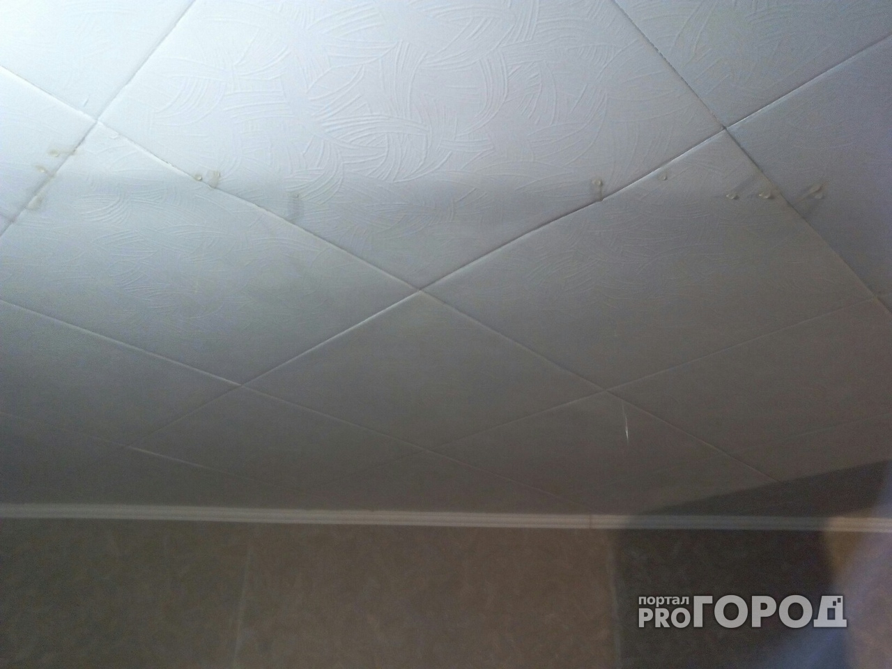 Сыктывкарское общежитие, где недавно чинили крышу, затопило первым же сильным ливнем