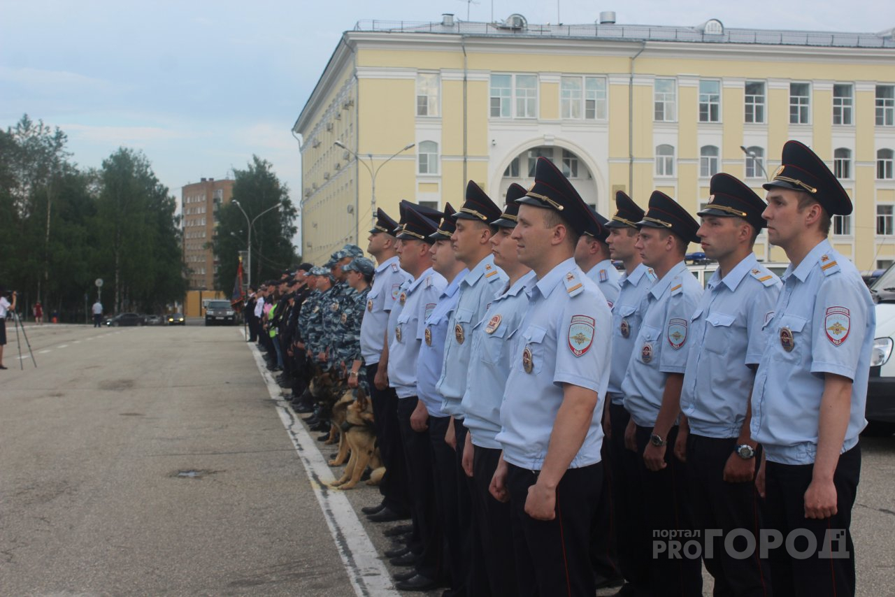 В Сыктывкаре лучшие полицейские вышли на площадь при полном параде (фото)