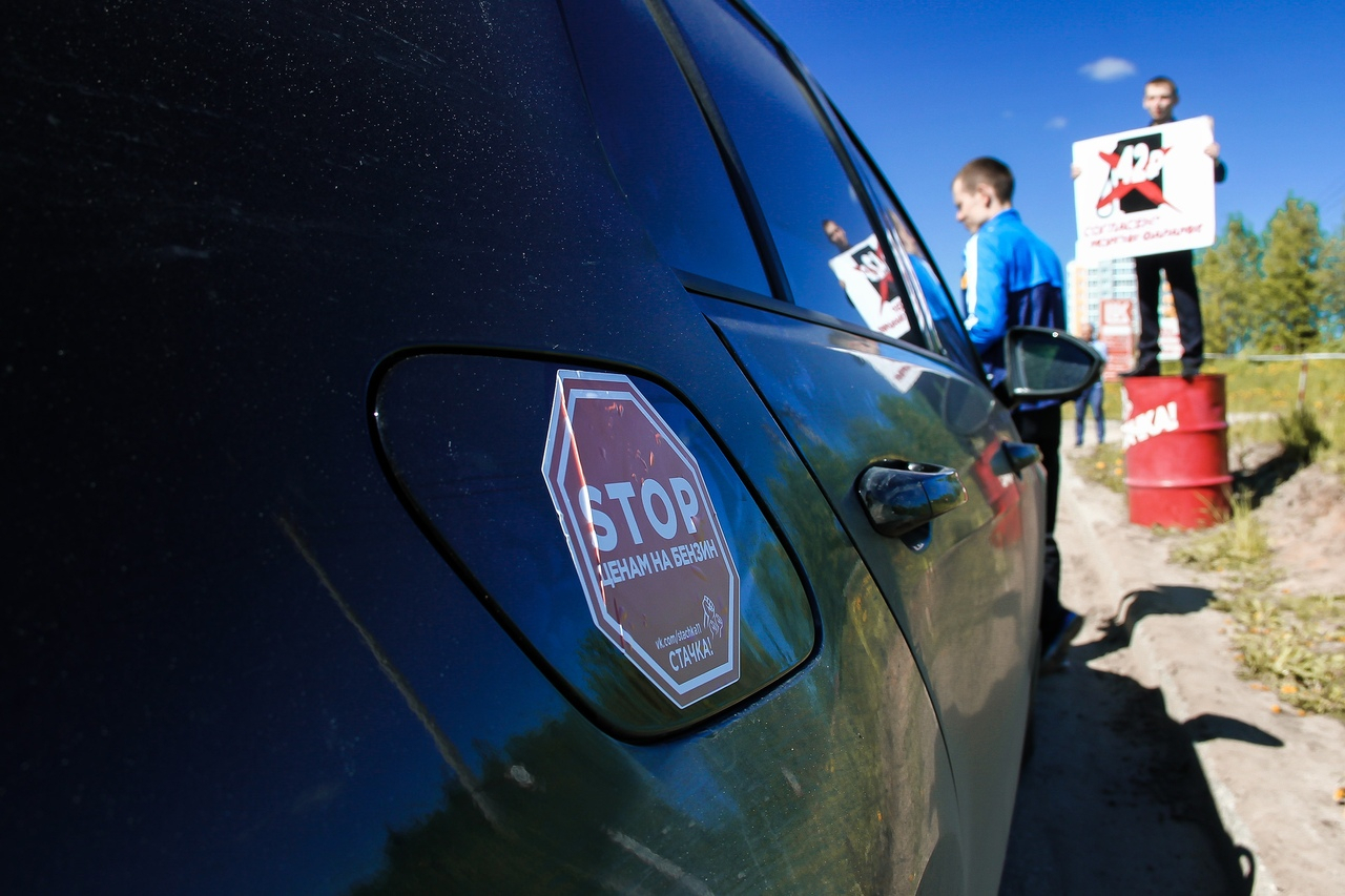 «STOP ценам на бензин»: в Коми водители в знак протеста клеят стикеры на автомобили (фото)