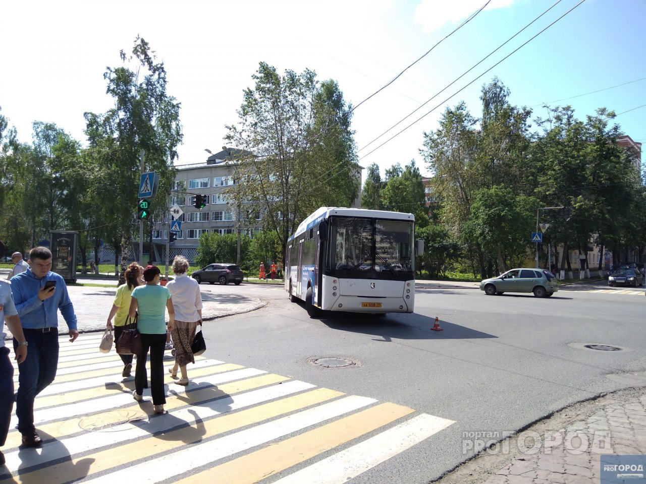 В Сыктывкаре иномарка подрезала автобус: пассажиры получили травмы (фото)