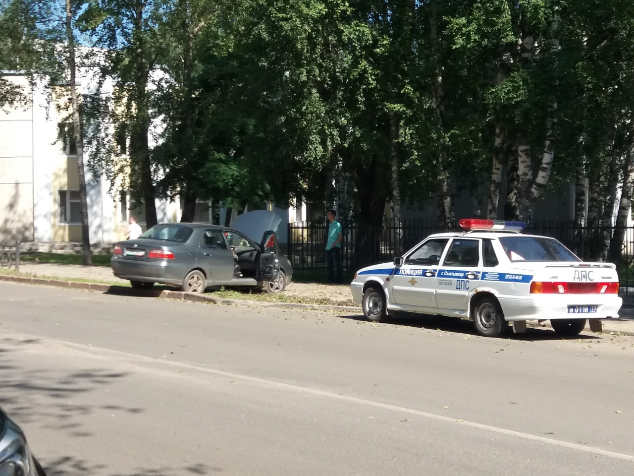 В центре Сыктывкара «Фиат» после ДТП вылетел на тротуар у гимназии (фото)