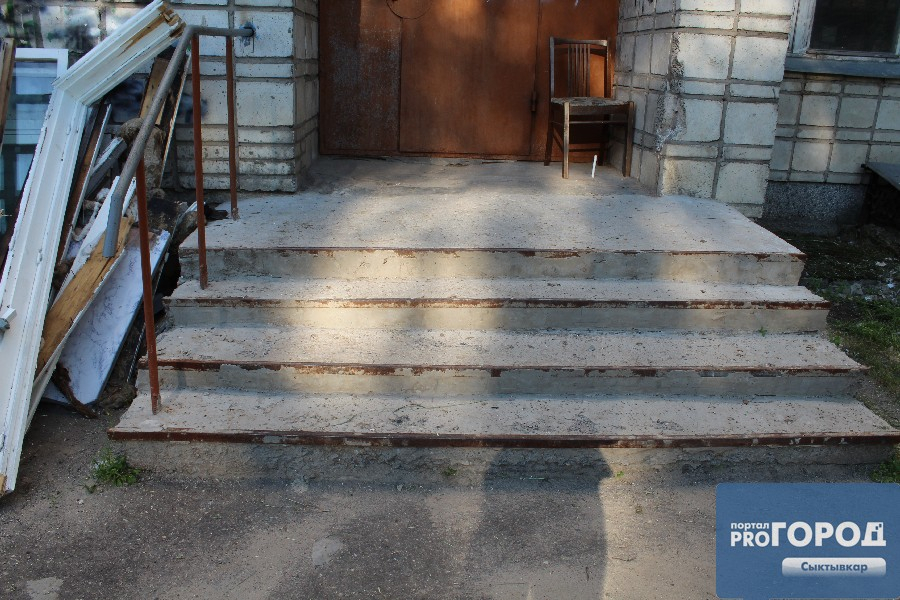 В Сыктывкаре мужчине без ног приходится ползти по оплеванной лестнице, чтобы попасть в больницу (фото)