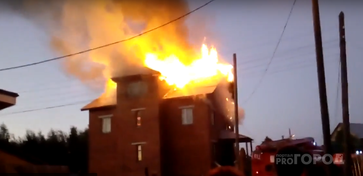 Появились фото и видео мощного пожара в коттеджном поселке Сыктывкара
