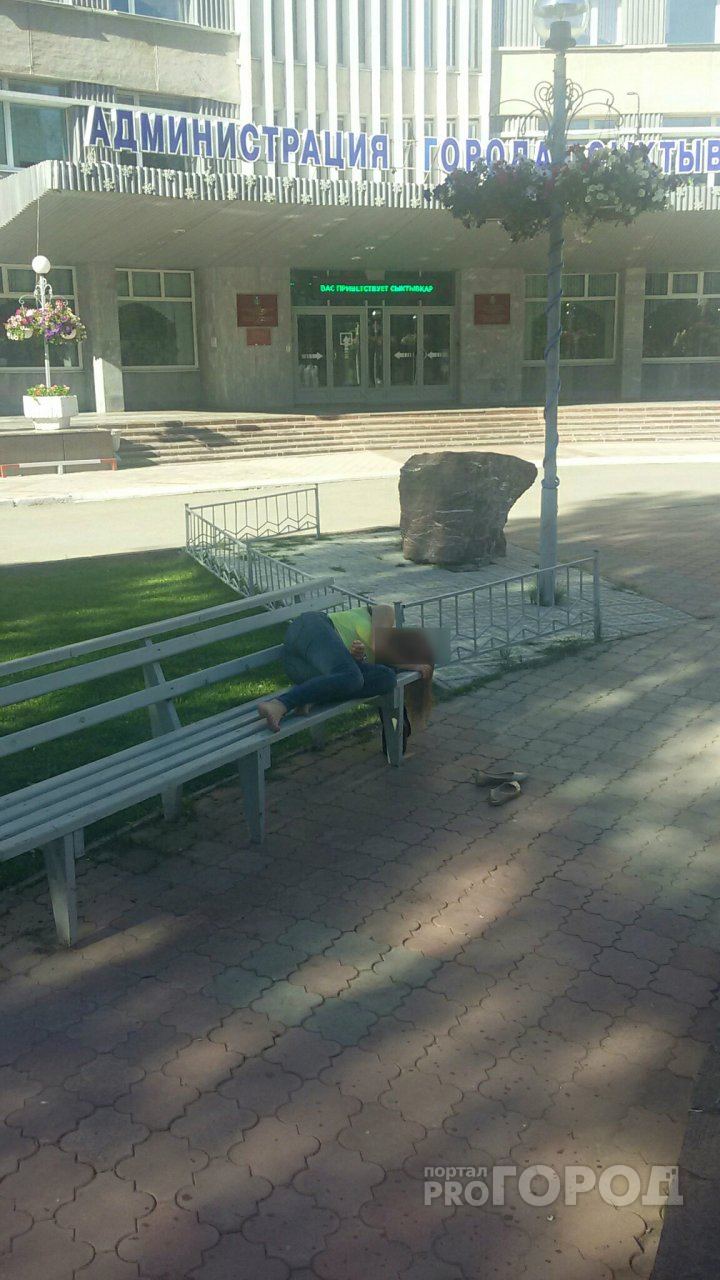 Около мэрии Сыктывкара спала девушка (фото)