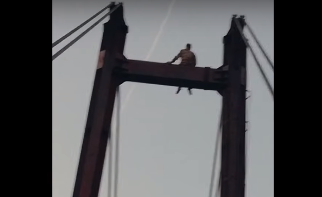 В Коми мужчина забрался на 20-метровую высоту на глазах у очевидцев (видео)