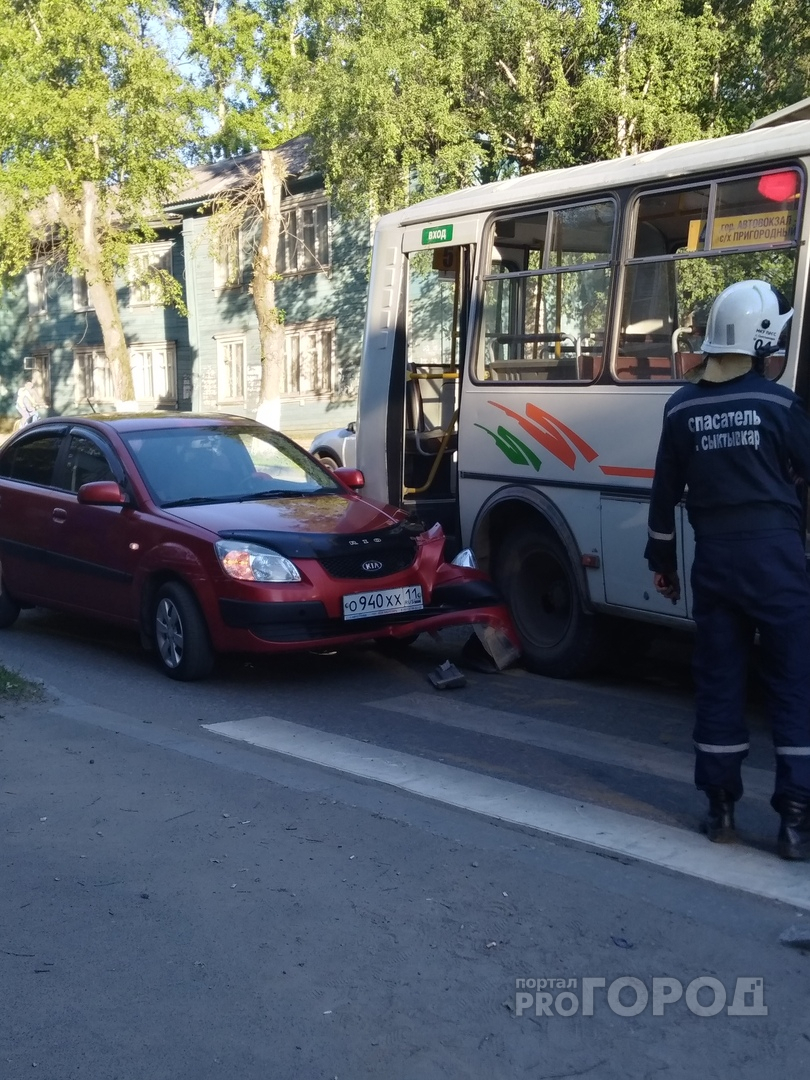 В Сыктывкаре «Киа» столкнулась с пассажирским автобусом (фото)