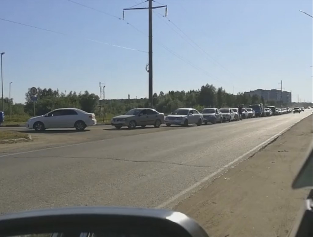 Жители Коми стояли в огромной пробке, чтобы заправить свои авто (видео)